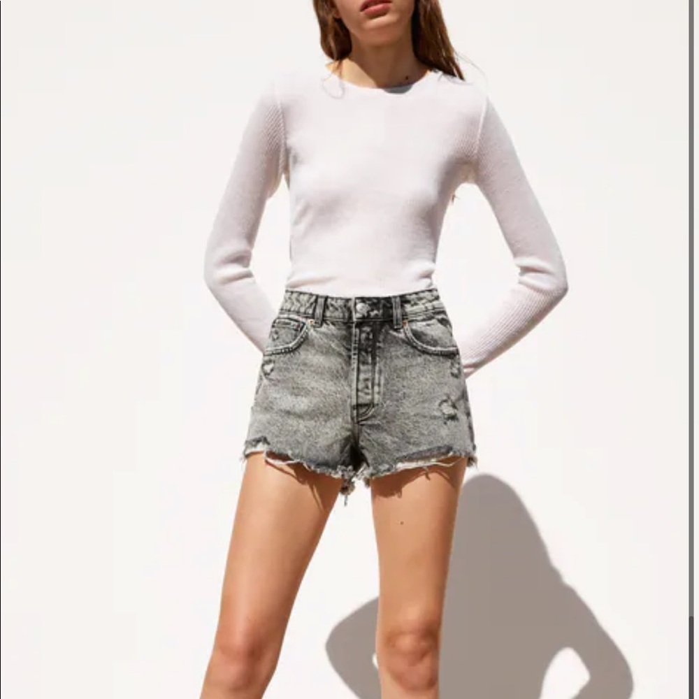 RIPPED MID RISE DENIM SHORTS